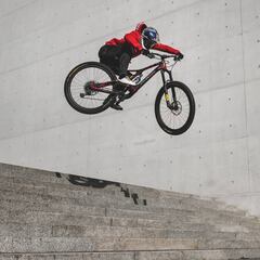 Increíble vídeo siguiendo a Fabio Wibmer con un dron de carreras