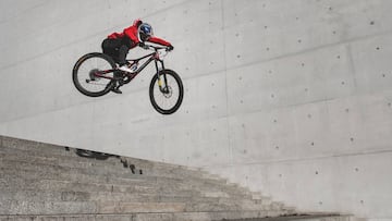 Fabio Wibmer realiza un salto con su MTB en unas escaleras de la ciudad de Hamburgo (Alemania) en su &uacute;ltimo proyecto Follow Fabio.