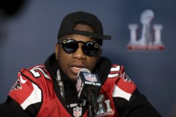 Mohamed Sanu llevó unas gafas especiales de rayos X para poder mirar directamente el traje de Cooper sin quemarse las retinas.