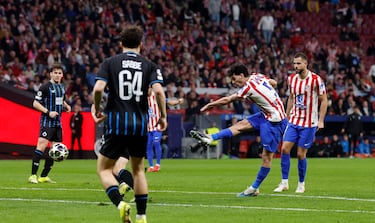Se estrena como goleador rojiblanco Johnny Cardoso y lo hace de una manera y en un momento crucial: balón suelto a la salida de un córner, Mechele no acierta a despejar y el balón le cae en la frontal al ‘5’, que controla y saca su diestra a pasear: el balón roza ligeramente en Vanaken pero la pelota entra en la portería con una violencia tremenda. ¡Celebra con rabia el mediocentro!
