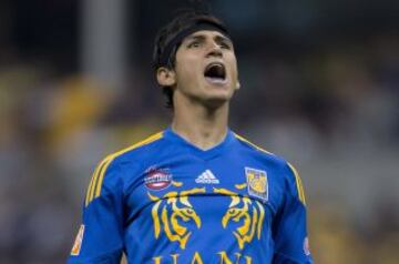 Después del Mundial 2014, Alan Pulido fue separado de Tigres por parte de la directiva felina, esto sucedió luego de que el jugador alegó que ya no tenía contrato con la institución. Hoy, aún sigue la pelea y Pulido está en Grecia con el Olympiakos.