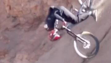 El piloto francés de MTB Vincent Tupin picando con la rueda delantera de su bici en el suelo y saliendo despedido hacia adelante en el Red Bull Rampage 2021 disputado el 15 de octubre en el desierto de Virgin (Utah, Estados Unidos).