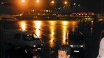 DESCONFIADOS. Helguera y César, al subir al avión ayer.