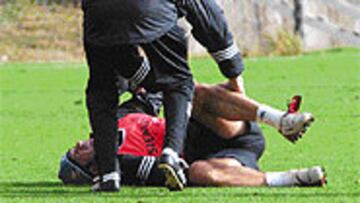 <b>SUSTO PARA EL PORTUGÚES</b>. Figo se retorció de dolor después de un encontronazo con Salgado. Su tobillo izquierdo parecía afectado, aunque pudo continuar entrenándose.