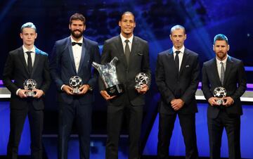 El presidente de la UEFA Aleksander Ceferin posa con los jugadores premiados Frenkie De Jong, Alisson Becker, Virgil van Dijk y Leo Messi.