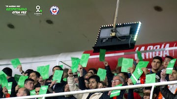 La hinchada de la Roja respondió al llamado: mostró Tarjeta Verde al himno colombiano