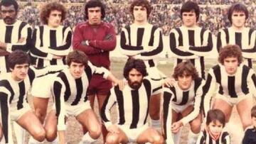 Enzo Francescoli (abajo, segundo de derecha a izquierda) con la camiseta de Wanderers en 1980.