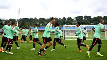 c, ejercitándose ayer con Portugal.