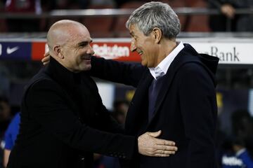 Saludo de los entrenadores Quique Setién y Paco López