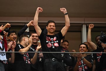 Xabi Alonso celebra con los jugadores la gesta de coronarse campeones de la Bundesliga por primera vez en la historia del Bayer Leverkusen.