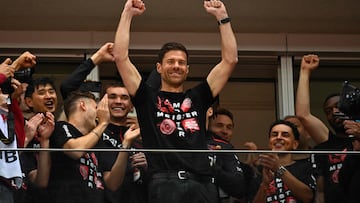 Xabi Alonso celebra con los jugadores la gesta de coronarse campeones de la Bundesliga por primera vez en la historia del Bayer Leverkusen.