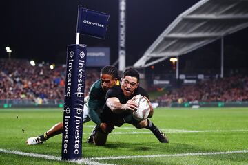 Nehe Milner-Shudder de los All Blacks se lanza para conseguir un ensayo durante el partido de la Rugby Championship entre Nueva Zelanda y Sudáfrica en el QBE Stadium en Auckland, Nueva Zelanda.