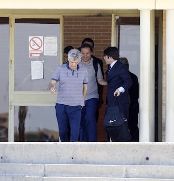 Ángel María Villar y su hijo Gorka saliendo de la prisión de Soto del Real.