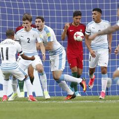 Mele lleva a Uruguay a semifinales
