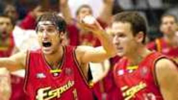 ÉXTASIS ESPAÑOL. Los jugadores de la selección española celebran la clasificación del equipo para las semifinales. A la derecha, Angulo, uno de los héroes de la noche.