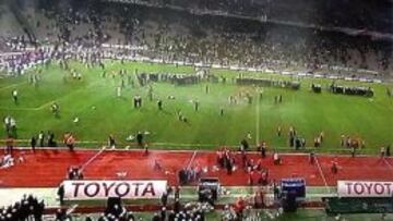 El partido entre el Besiktas y el Galatasaray fue suspendido por incidentes en la grada.