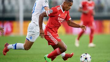 LODZ, POLAND - AUGUST 17: David Neres of SL Benfica fights for the ball during Dynamo Kyiv v SL Benfica - UEFA Champions League Play-Off First Leg at LKS Stadium on August 17, 2022 in Lodz. (Photo by Adam Nurkiewicz/Getty Images)