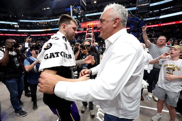 Luka Doncic abraza a su padre Sasa tras el partido entre Mavericks y Lakers.