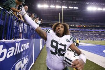 Uno de los jugadores claves en esta presi¨®n fue otro rookie, el Defensive End Leonard Williams, al que los Jets eligieron como n¨²mero 6 del draft y que ven¨ªa con el cartel de jugador m¨¢s preparado de esta hornada. Williams consigui¨® un tackle y asisti¨® en otros 3.