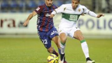 Jonathas controla ante un jugador del Eibar.
