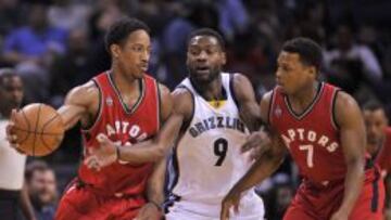 Tony Allen, rodeado por DeMar DeRozan y Kyle Lowry.