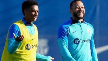 Balde, con Memphis en un entrenamiento del Barça.