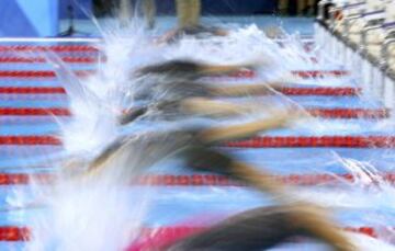 Momento de la salida de natación en la competición femenina de 100 metros.  