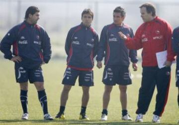 En sus primeras prácticas en las canchas del aeropuerto, Marcelo Bielsa nominó, entre otros, a Marcelo Salas, Gonzalo Fierro y Rodolfo Moya.