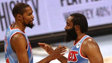 Kevin Durant saluda a James Harden durante una partido de esta temporada de Brooklyn Nets.