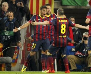 Neymar celebra con Iniesta el empate a uno.