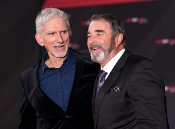 Los expilotos Nigel Mansell y Damon Hill posan juntos en el photocall previo al evento.