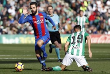 Arda Turan se lleva la pelota ante Alex Alegría.