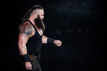 Con más de dos metros de alto y un tonelaje que rebasa los 170 kilos, Strowman sin duda sería uno de los guardias más dominantes de toda la liga.