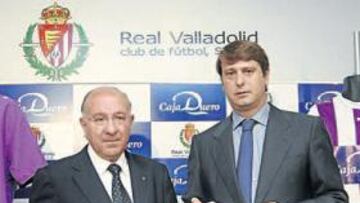 <b>CON LA CAMISETA. </b>Julio Hermoso (izquierda), presidente de Caja Duero, y Carlos Suárez.