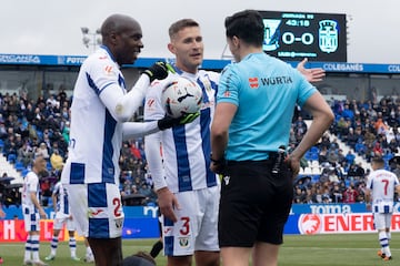 Allan Nyom y Jorge Sáenz protestan al árbitro durante un partido en Butarque contra el Cartagena. 