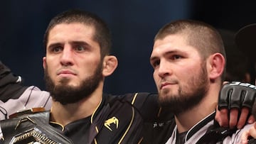 Islam Makhachev y Khabib Nurmagomedov, peleadores musulmanes.