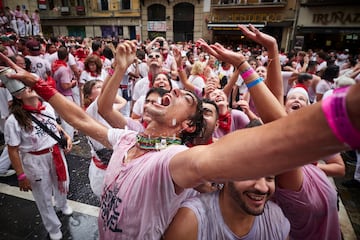 Luis Sabalza, presidente de Osasuna, lanzó el chupinazo de estos San Fermines dando inicio a una de las mayores fiestas del panorama nacional. La Plaza del Ayutamiento de Pamplona se llenó hasta la bandera.