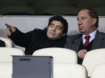 Bilardo siempre tuvo buena sintonía con Diego Armando Maradona. Fueron técnico y la estrella de Argentina en el Mundial de 1986 que campeonó la selección albiceleste. En la imagen ambos disfrutan en el Santiago Bernabeu del partido entre Real Madrid y Juventus de la fase de grupos de la Champions League de 2008.