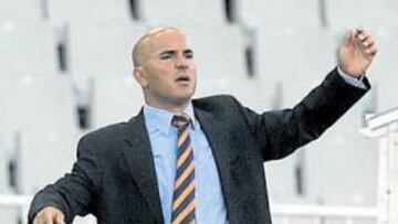 <b>NO PARA. </b>Luis César es un entrenador que no se está ni un segundo quieto durante los partidos.