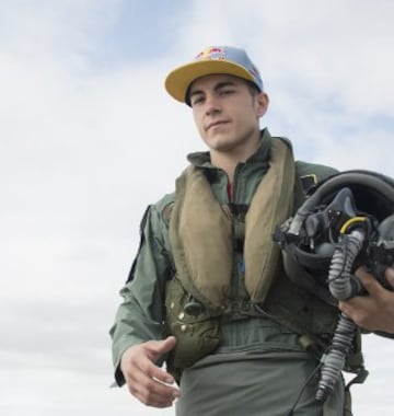 El piloto de Suzuki Maverick Viñales  ha pilotado el avión de combate F-18 de la Base Aérea de Zaragoza, con el que ha pasado del asfalto del circuito de MotorLand, donde competirá el próximo domingo en MotoGP, al cielo de Aragón. Viñales, cuyo nombre, Maverick, se debe al fervor que sentía su padre, Ángel, por el protagonista de la película "Top Gun" que protagonizaba Tom Cruise, y en el que interpretaba el papel de un piloto de combate, ha logrado hoy hacer realidad otra de sus pasiones al subirse a un caza del ejército español.