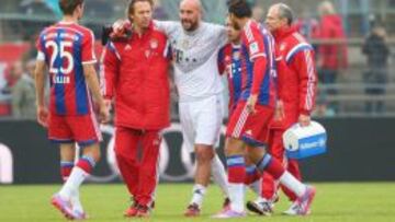 Pepe Reina sale lesionado de un partido amistoso del Bayern de Múnich.