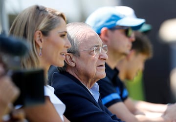 Florentino Pérez muy atento al entrenamiento. 