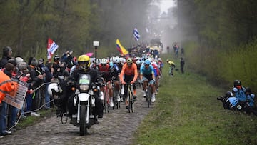 El pelot&oacute;n atraviesa el tramo de pav&eacute;s del Bosque de Arenberg durante la Par&iacute;s-Roubaix 2019.