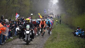 El pelot&oacute;n atraviesa el tramo de pav&eacute;s del Bosque de Arenberg durante la Par&iacute;s-Roubaix 2019.