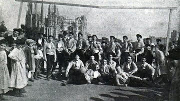Los jugadores del Espanyol, en 1901, frente a la Sagrada Familia.