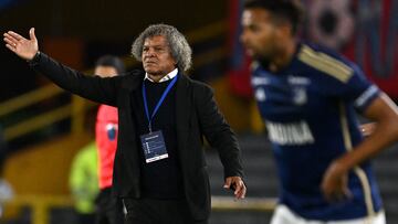 Millonarios' head coach Alberto Gamero gestures during the Copa Libertadores group stage second leg football match between Colombia's Millonarios and Bolivia's Bolivar at the Nemesio Camacho "El Campin" stadium in Bogota on May 8, 2024. (Photo by Raul ARBOLEDA / AFP)