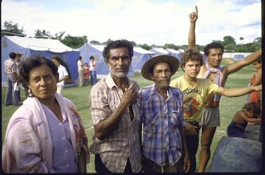 Víctimas de Armero alojadas en tiendas de campaña donadas por Estados Unidos.
