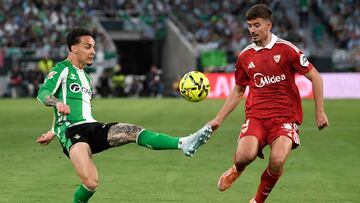 Kike Salas, con Antony en el Betis-Sevilla.