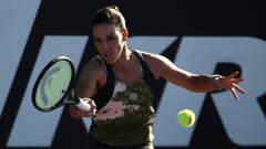 La tenista española Nuria Párrizas devuelve una bola a la croata Ana Konjuh en el torneo Mérida Open WTA 250 Tour Akron 2023.