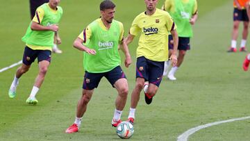 Barcelona (Spain), 01/06/2020.- A handout photo made available by FC Barcelona of players Clement Lenglet (C-L) and Sergio Busquets (C-R) during their team&#039;s training session at Joan Gamper sports city in Barcelona, Spain, 01 June 2020. Spanish La Li
